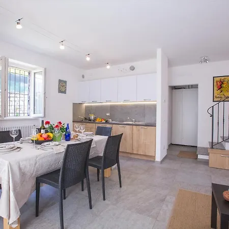 Sleeps 6 Air Con * Lenno